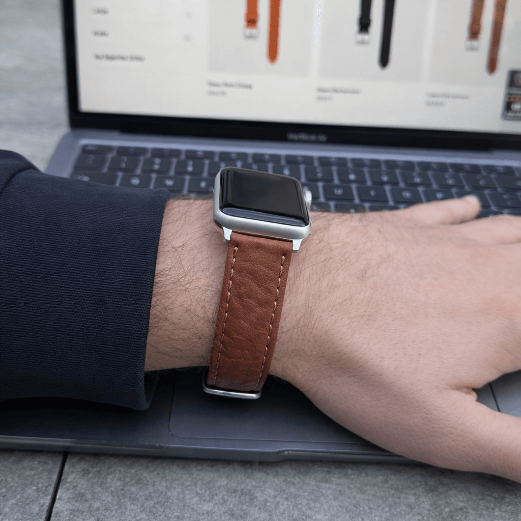 Apple Watch Stierlederarmband Torro Modern Hellbraun am Handgelenk vor einem Laptop