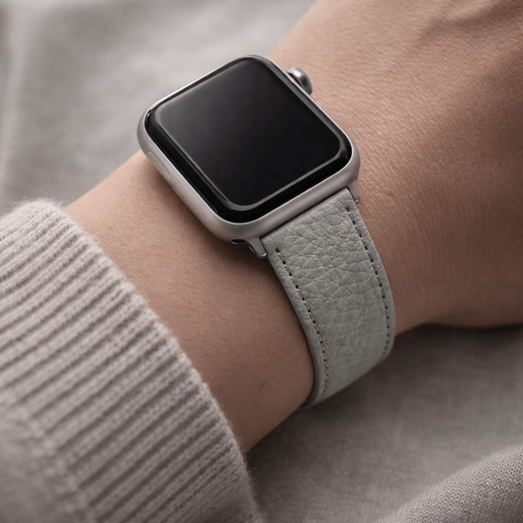 Uhrenarmband Apple Watch – Handgefertigtes Hirschleder montiert an einem Handgelenk, edles design für Apple Watches.
