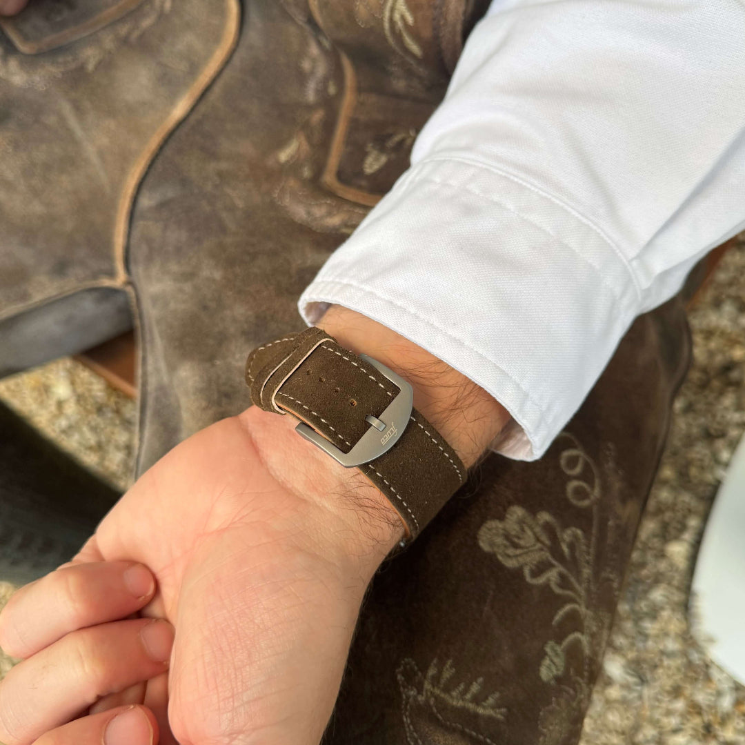 Dunkelbraunes Apple Watch Ultra Lederhosen Armband – aus altsämisch gegerbtem Hirschleder, perfekt für Oktoberfest.