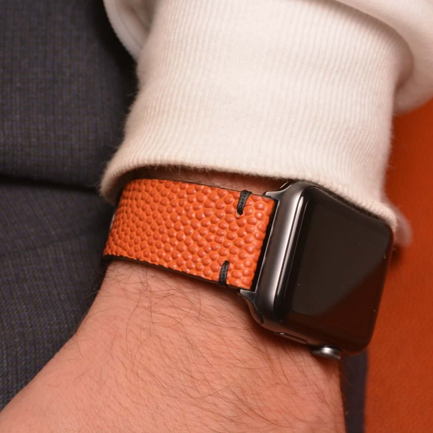 Alt Tag: Courtside – Handgefertigt aus original Horween Basketballleder, Apple Watch Armband, kraftvoll und robustes Design.