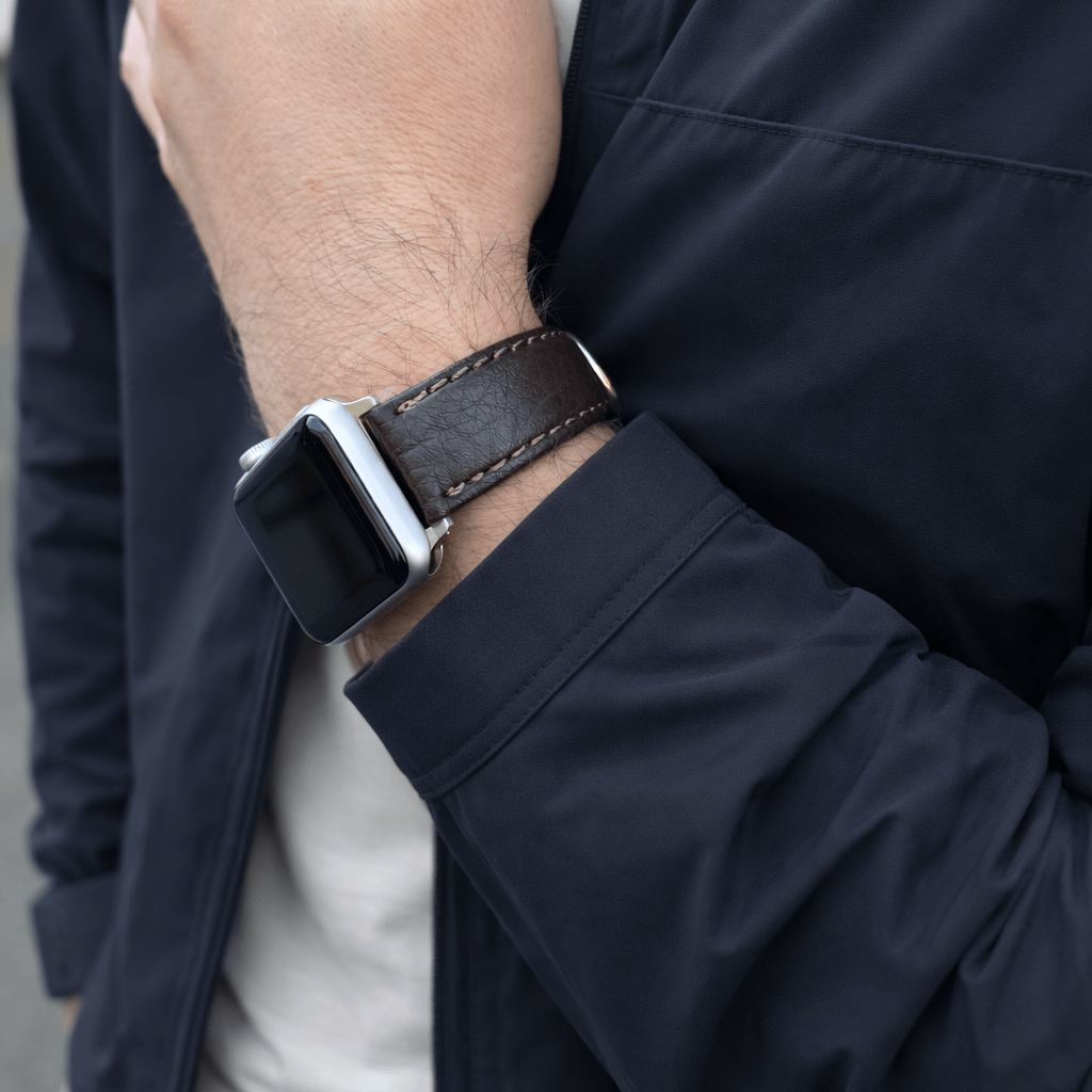 Apple Watch Stierlederarmband Torro Modern Dunkelbraun am Handgelenk getragen, aus spanischem Stiernackenleder, rustikales Design.