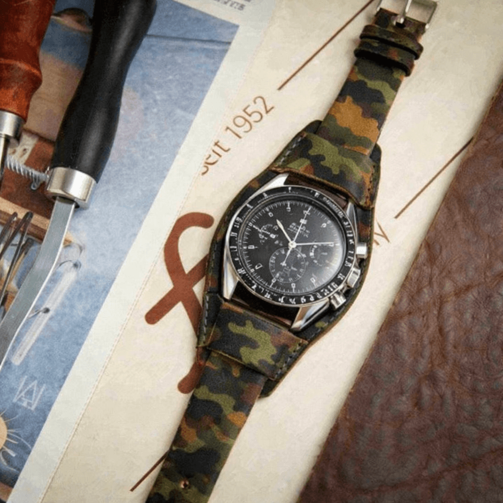 Heritage – Unterlagenband im Camouflage Look aus vegetabil gegerbtem Rindleder mit robustem Futterleder, großen Uhren präsentiert.