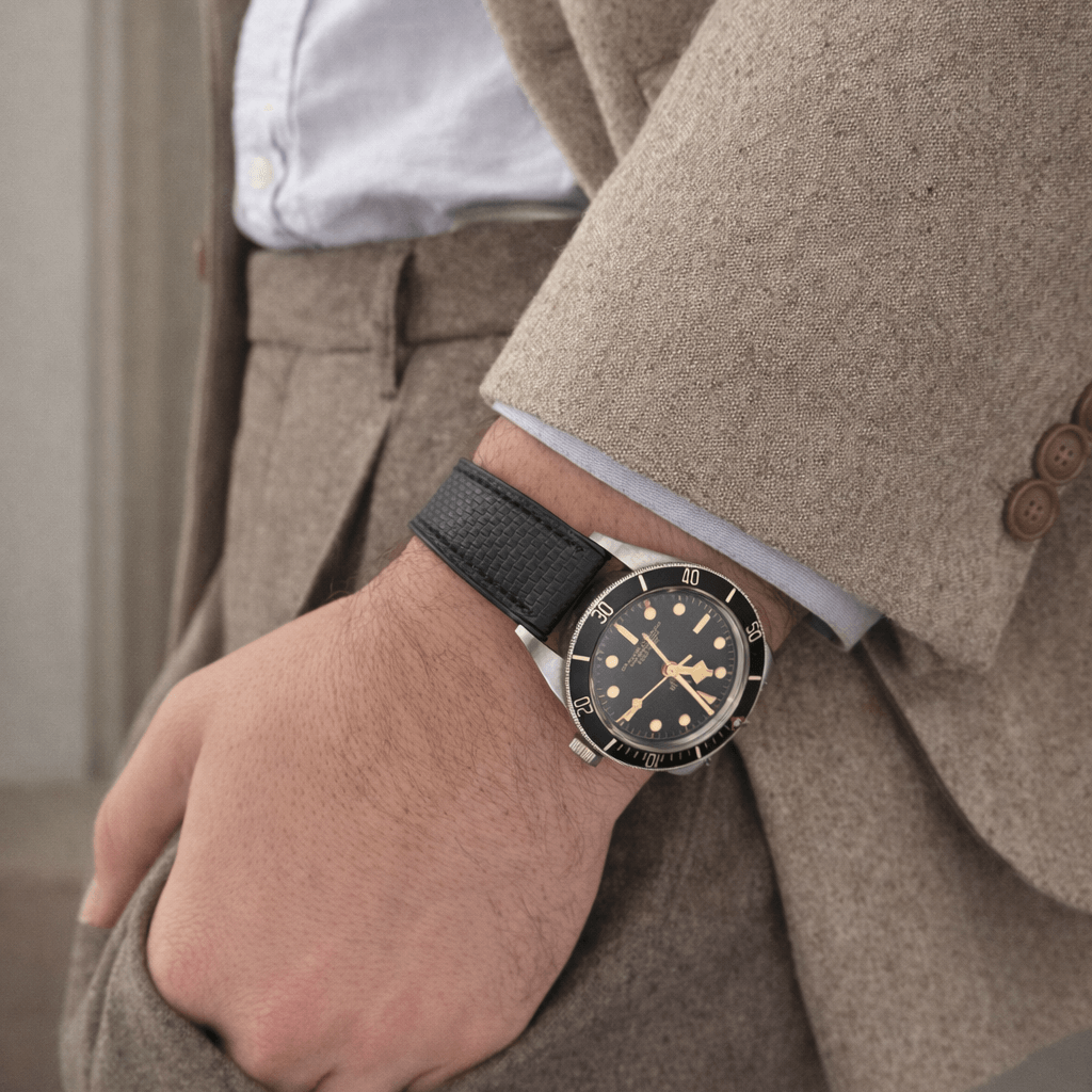 Triton – wasserfestes Performance-Uhrenarmband am Handgelenk eines Mannes im Anzug, stilvoller langlebiger Alltagsbegleiter