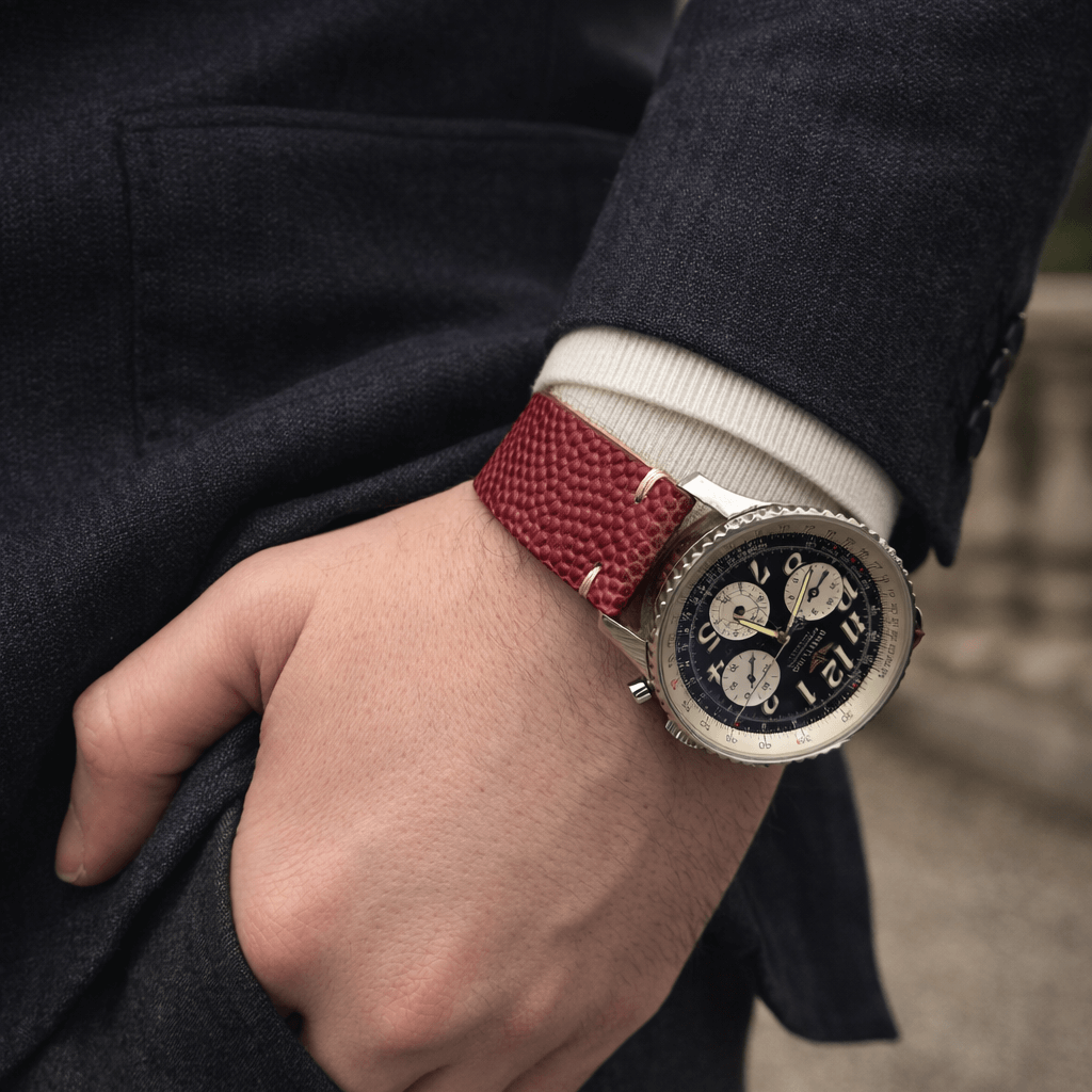 Touchdown – Uhrenarmband handgefertigt aus original Horween Footballleder an einer Breitling Navitimer Uhr am Handgelenk