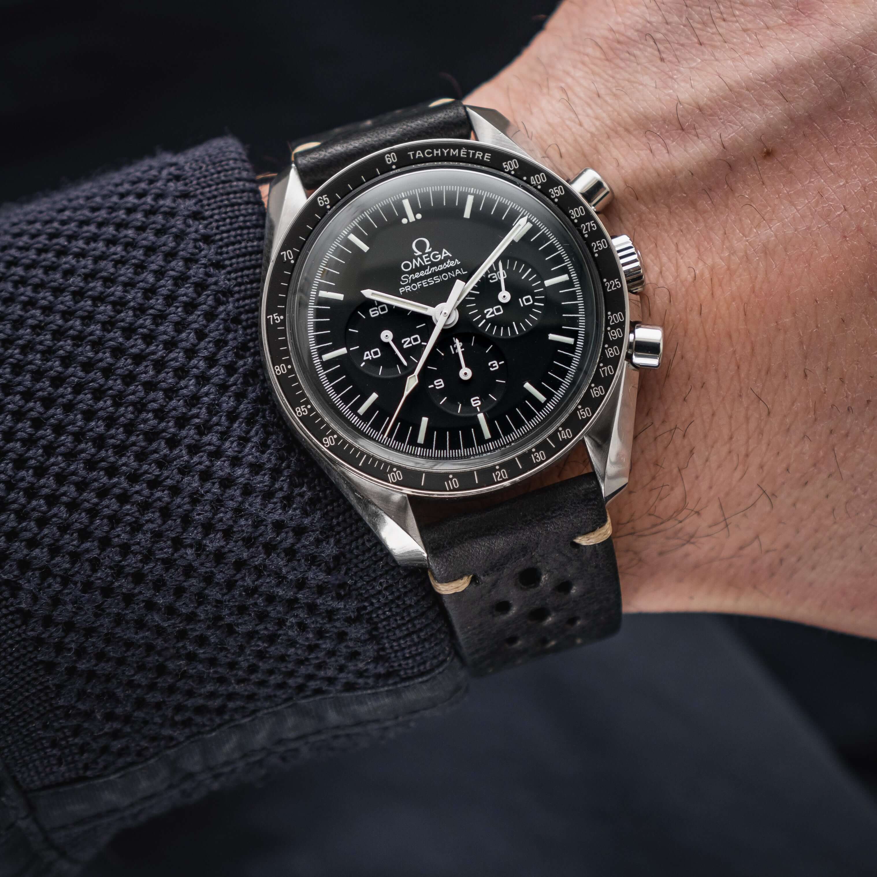 Hunter Racing – Uhrenarmband aus Leder im Racing-Stil an einer Omega Speedmaster, toskanisches Rindleder, sportliche Eleganz