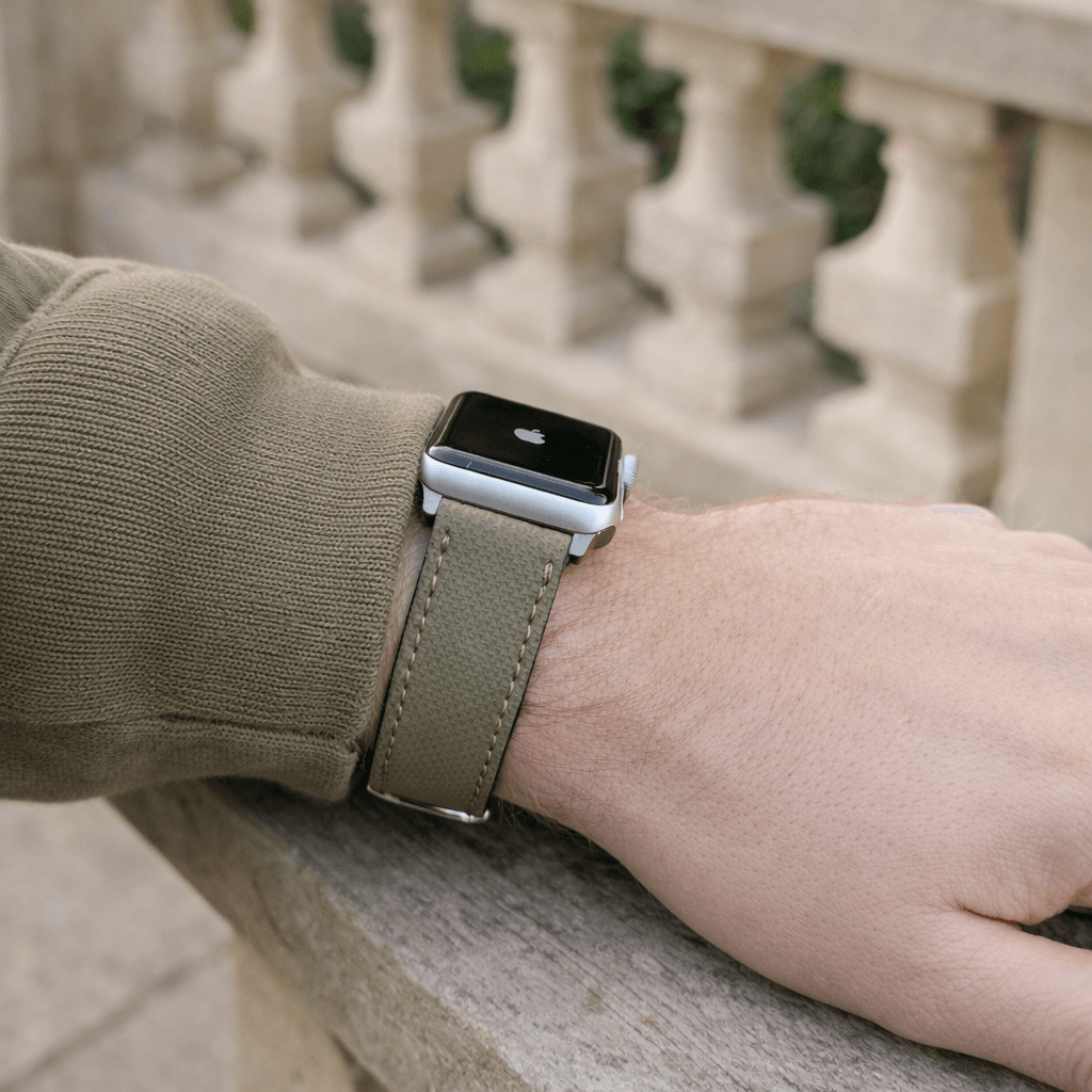 Olivgrünes Apple Watch Lederarmband Wasserfest | Nautilus, getragen beim Outdoor-Abenteuer, sportlich und robust, kratzfestes Design