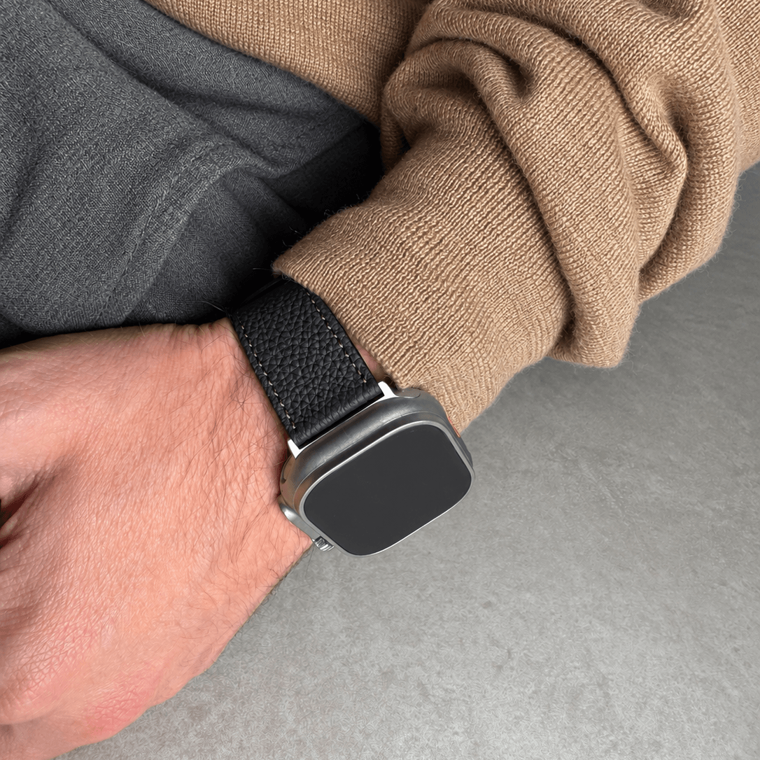 Schwarzes Lederarmband für Apple Watch aus Togoleder, modern und stilvoll am Handgelenk.