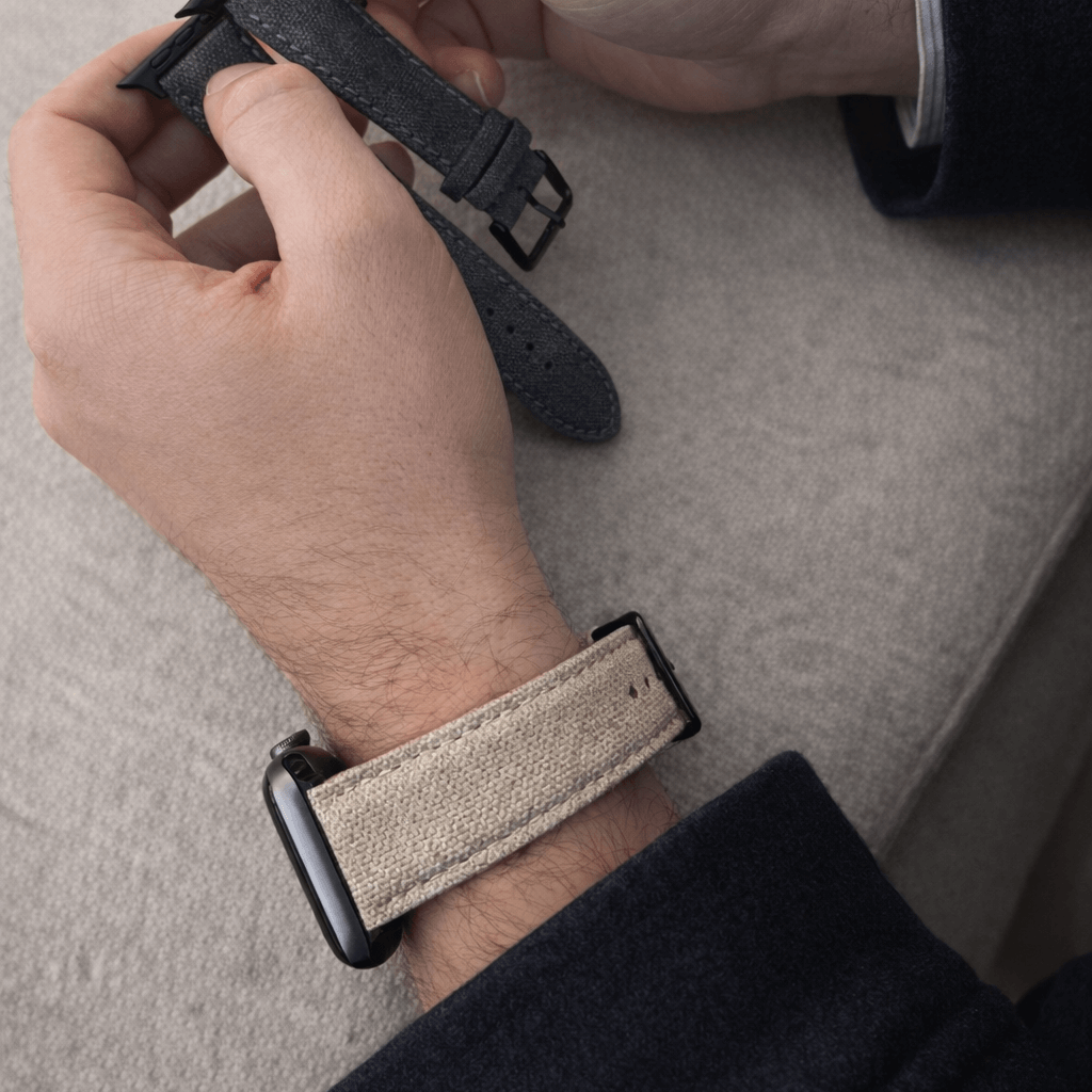 Beige Canvas Apple Watch Band Baumwolle an einem Handgelenk, verstellbar, robust und stilvoll, ideal für Alltag und Business.