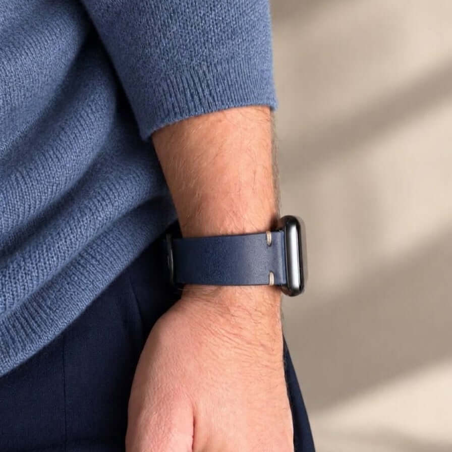 Hunter Apple Watch Armband Leder Blau am Handgelenk eines Mannes, stilvolles Design und hochwertige Materialien.