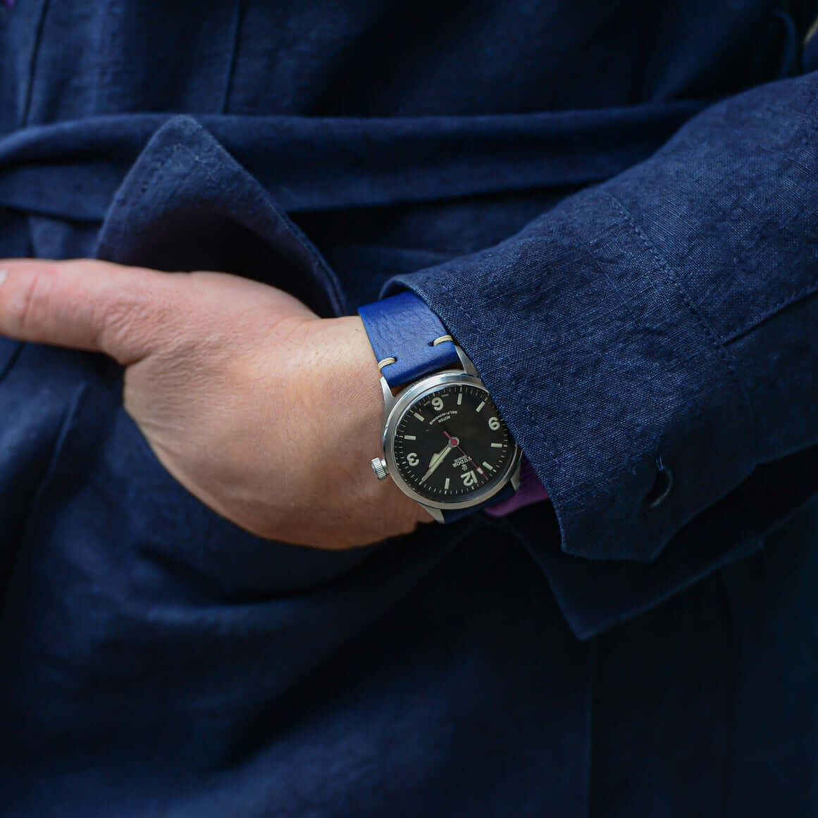 Hunter – Uhrenarmband aus toskanischem Vintage-Rindleder an elegantem Handgelenk getragen