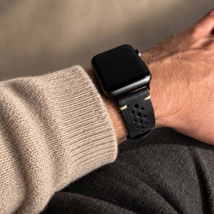 Rallye Lederband für Apple Watch - Schwarz an Handgelenk mit schwarzer Uhr, sportliches und elegantes Design.