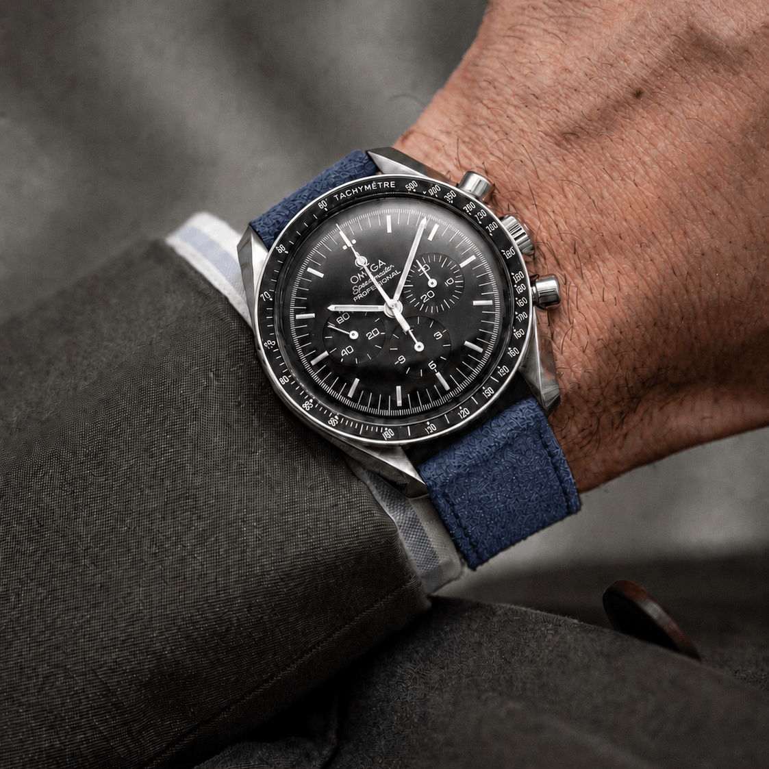 Nizza – Uhrenarmband aus feinem Wildleder an einer eleganten Uhr am Handgelenk.
