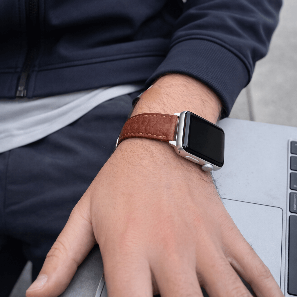 Apple Watch Stierlederarmband Torro Modern Hellbraun getragen, handgefertigtes Lederarmband aus spanischem Stiernackenleder in hellbraun.