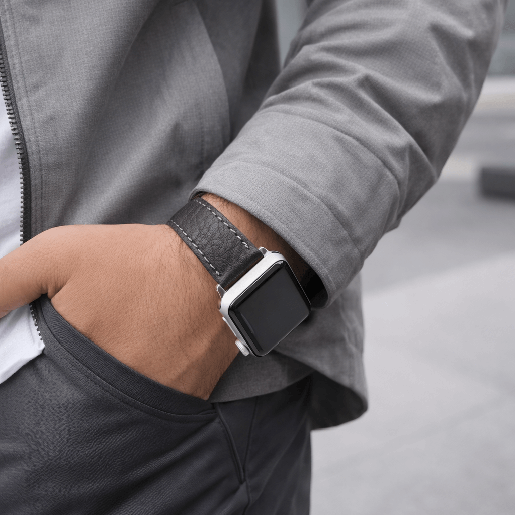 Person trägt Apple Watch Stierlederarmband Torro Modern Schwarz, gefertigt aus spanischem Stiernackenleder, elegante Optik.
