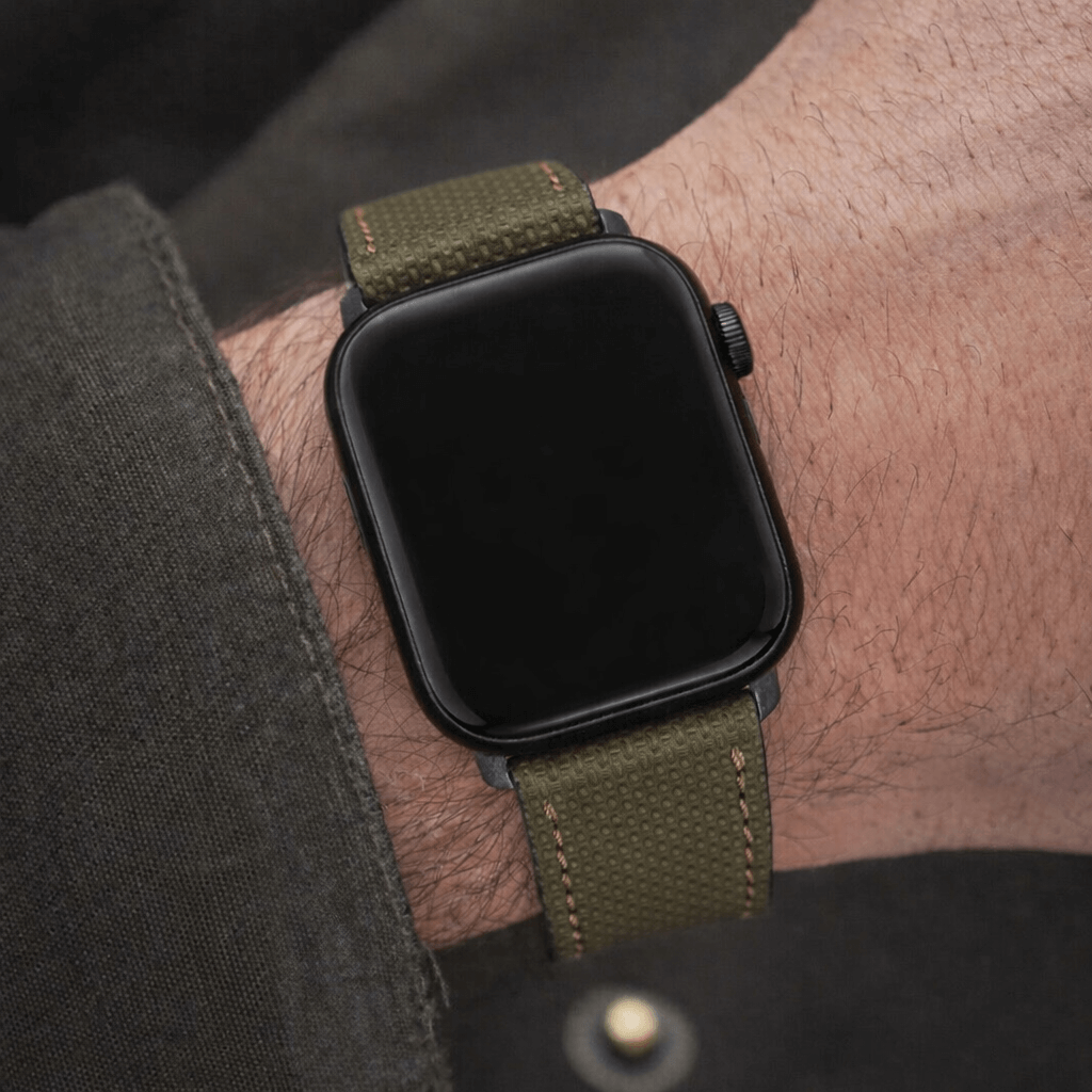 Olivgrünes Apple Watch Lederarmband Wasserfest | Nautilus, getragen am Handgelenk, robust und wasserdicht für Sport und Outdoor-Aktivitäten.