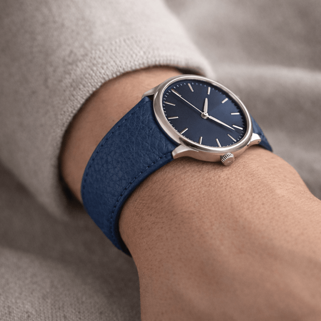 Cervus – Uhrenarmband aus weichem Hirschleder, elegantes blaues Echtlederband an einer Uhr, ideal für Stil und Komfort.