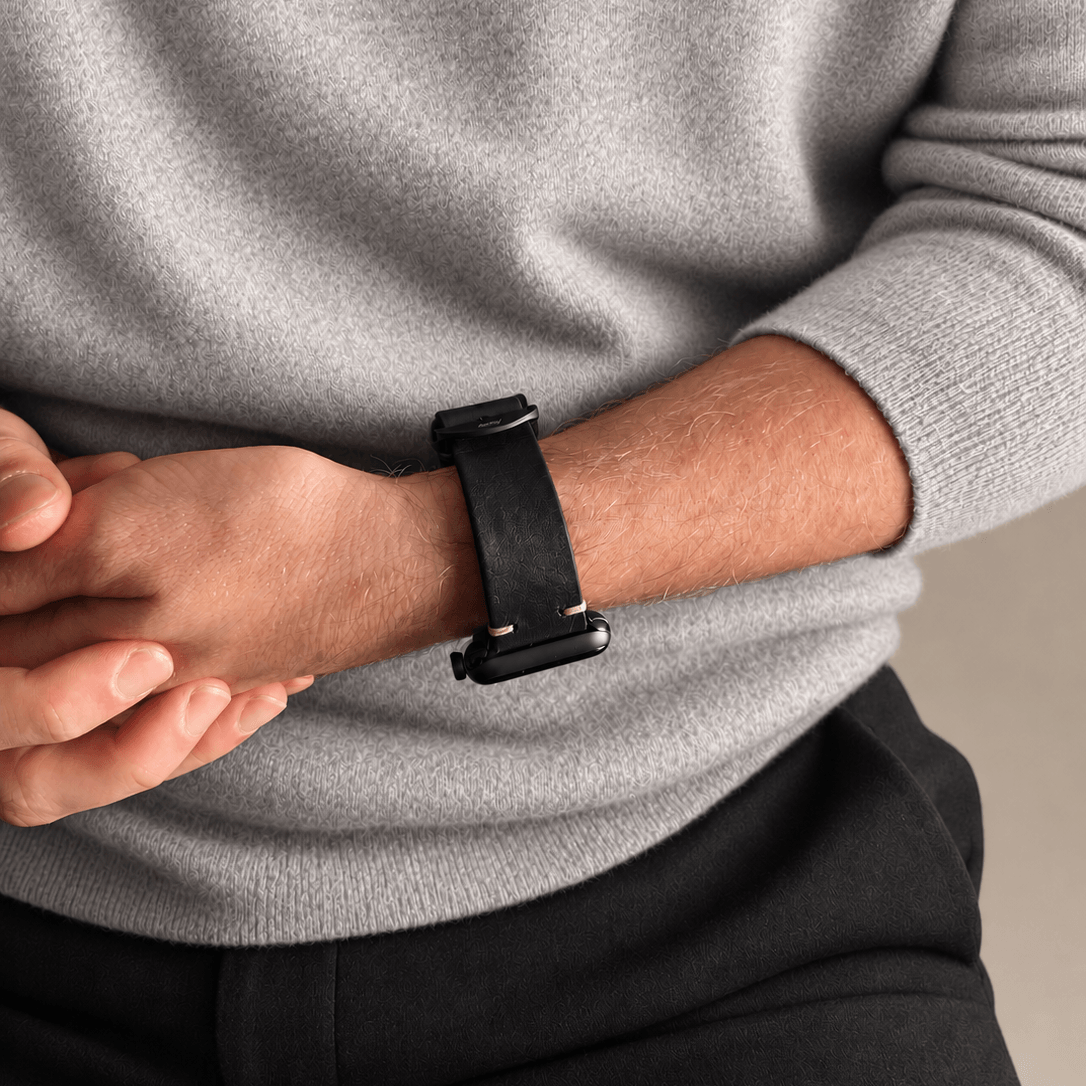 Hunter Apple Watch Armband Leder Schwarz am Handgelenk getragen, stilvolles schwarzes Lederarmband.