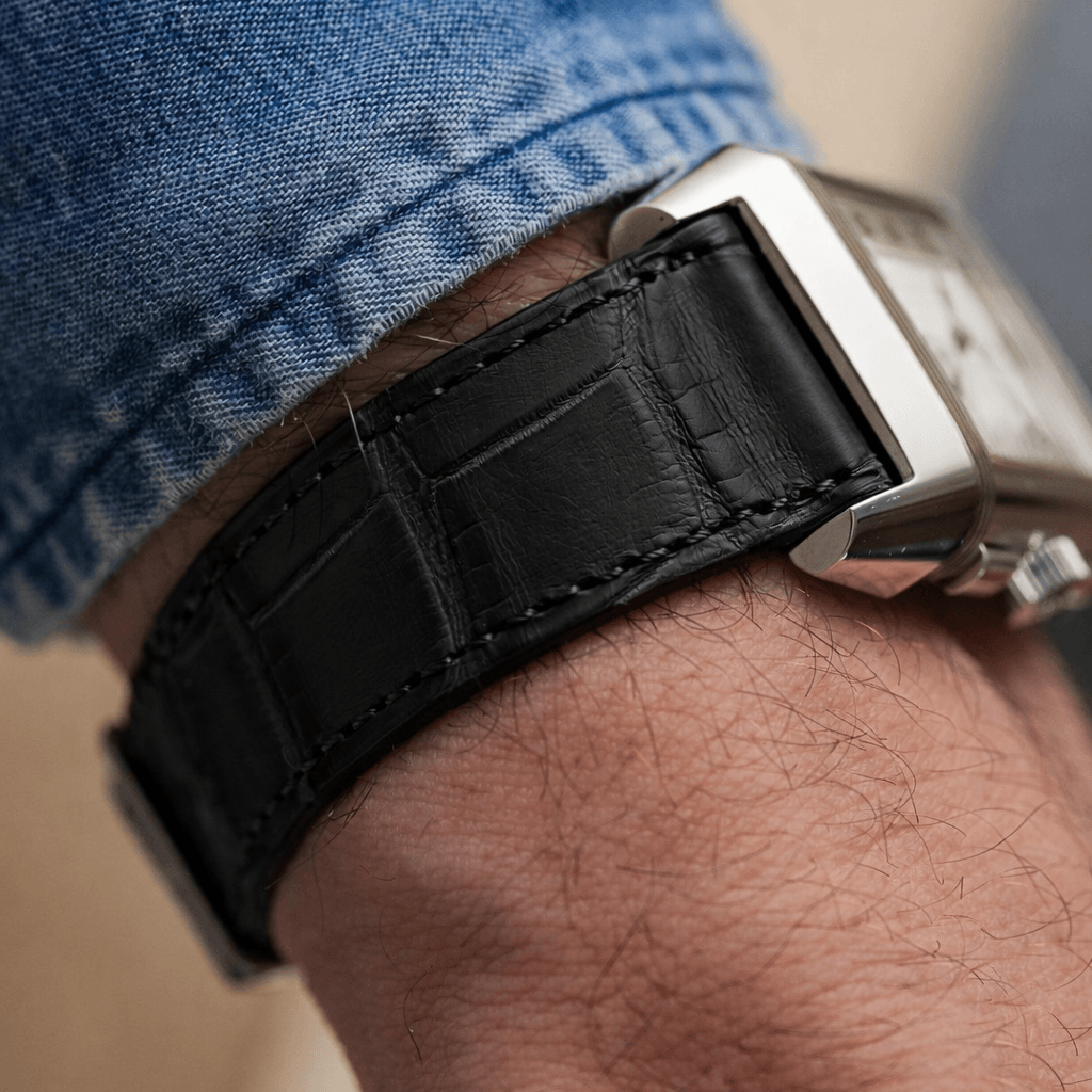 Full Cut – Armband aus vollflächigem Louisiana-Alligatorleder am Handgelenk, schwarz und elegant.