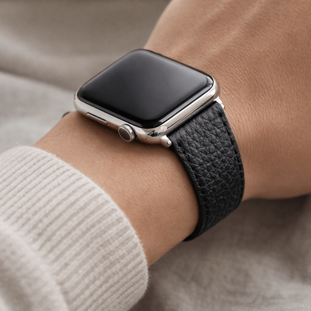 Nahaufnahme von Uhrenarmband Apple Watch – Handgefertigtes Hirschleder in Schwarz, getragen an einem Handgelenk für Stil und Komfort.