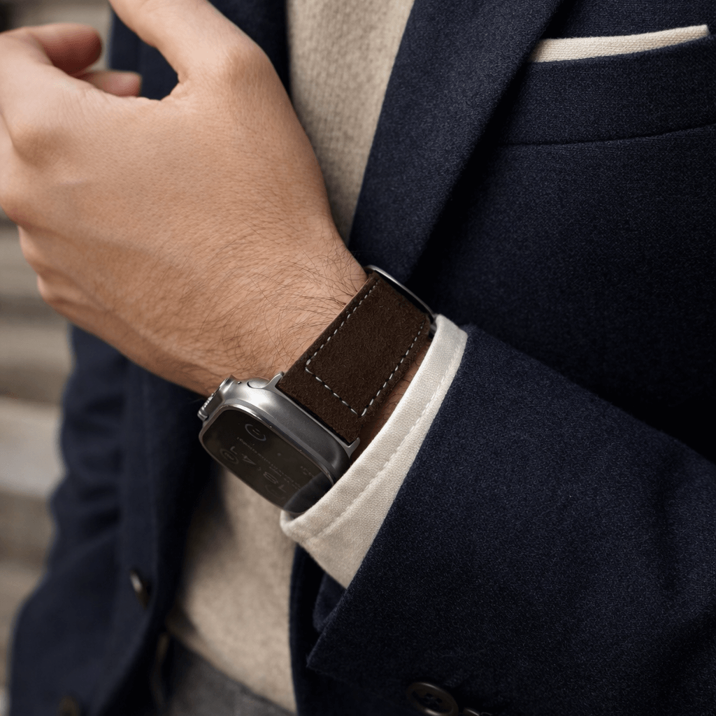 Dunkelbraunes 24mm Apple Watch Ultra Lederhosen Armband – aus altsämisch gegerbtem Hirschleder, stilvoll am Handgelenk getragen.