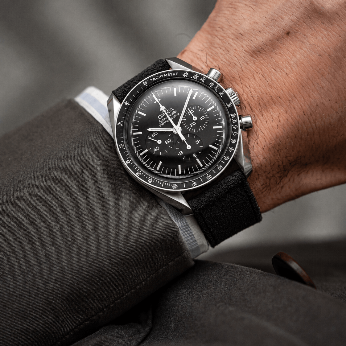 Nizza – Uhrenarmband aus feinem Wildleder an einer eleganten Armbanduhr auf einem Handgelenk.