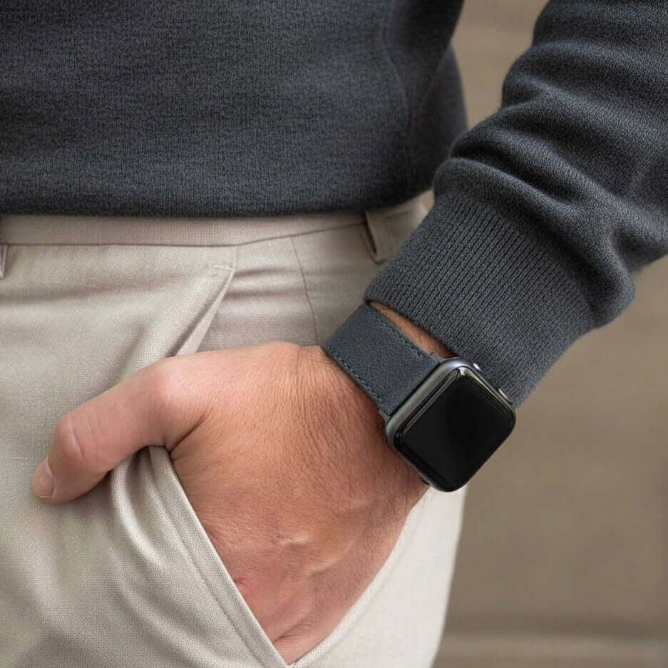 Alcantara – Apple Watch Armband in Dunkelgrau am Handgelenk eines Mannes, elegant und stilvoll.