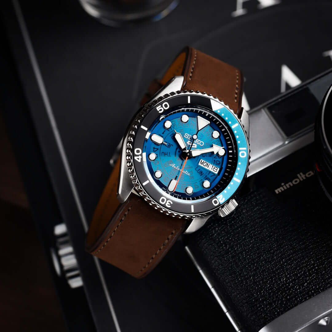 Nubukleder Mountain Bear – Ersatzband für Vintage Uhren an einer klassischen Armbanduhr mit blauem Zifferblatt.