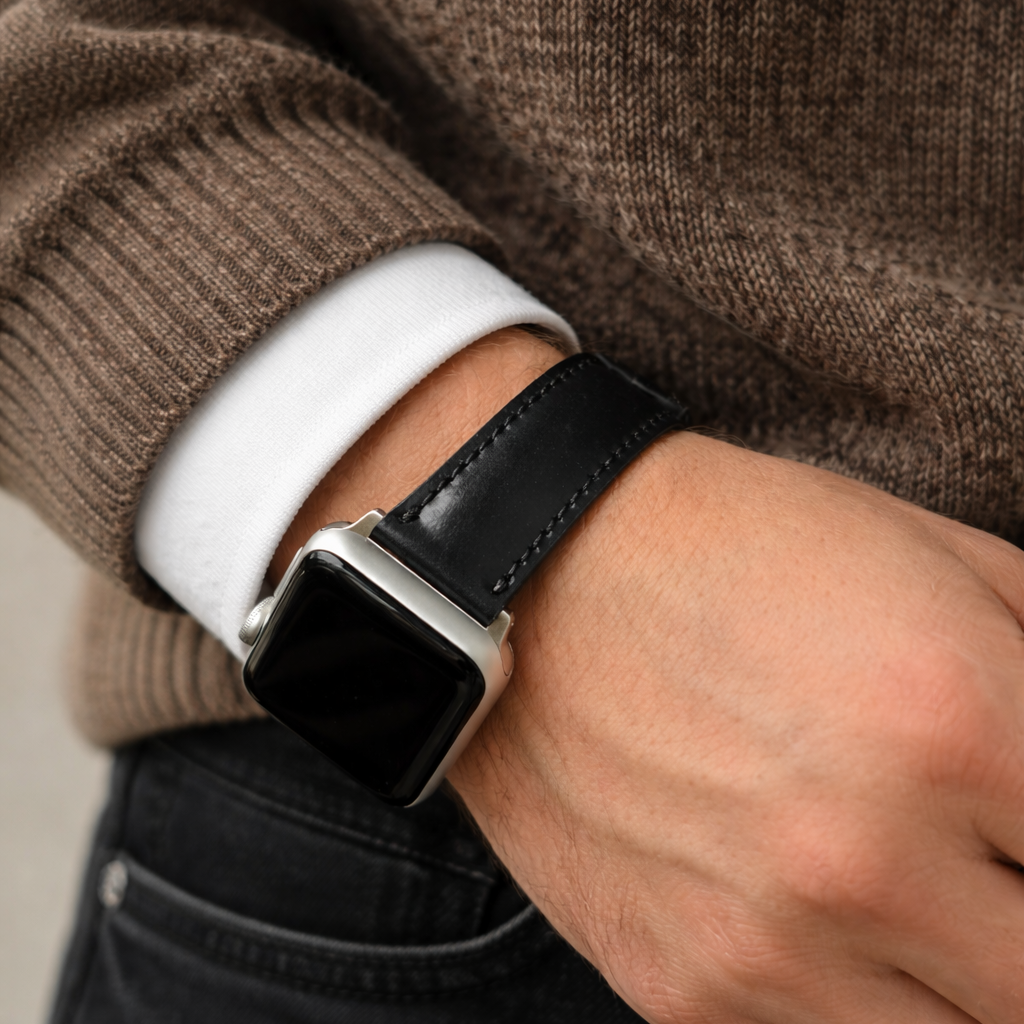 Apple Watch Armband Luxus aus Horween Shell Cordovan in Schwarz am Handgelenk einer Person