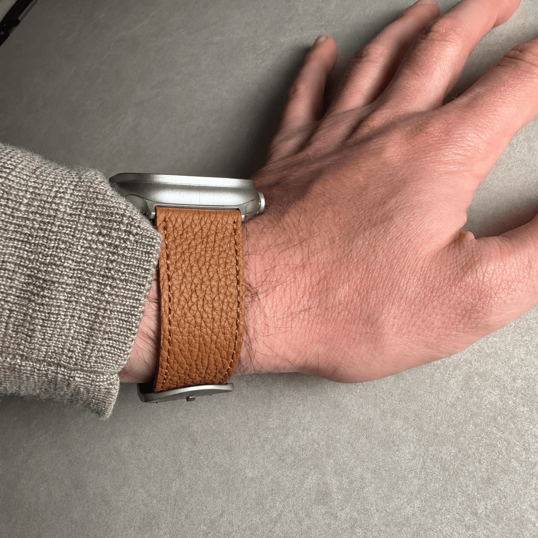 Hellbraunes Lederarmband für Apple Watch aus Togoleder am Handgelenk getragen, luxuriöses Design.