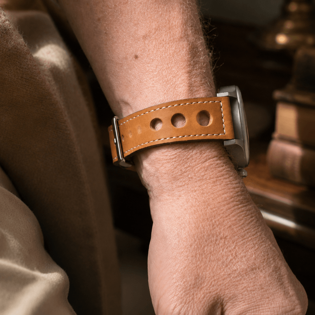 Saddle Racing – Lederarmband mit großen Racing Löchern, braunes Kalbleder, sportlicher Look.