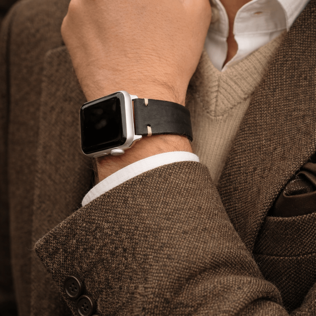 Hunter Apple Watch Armband Leder Schwarz am Handgelenk eines Mannes in braunem Anzug, elegantes uhrenarmband aus toskanischem Leder.