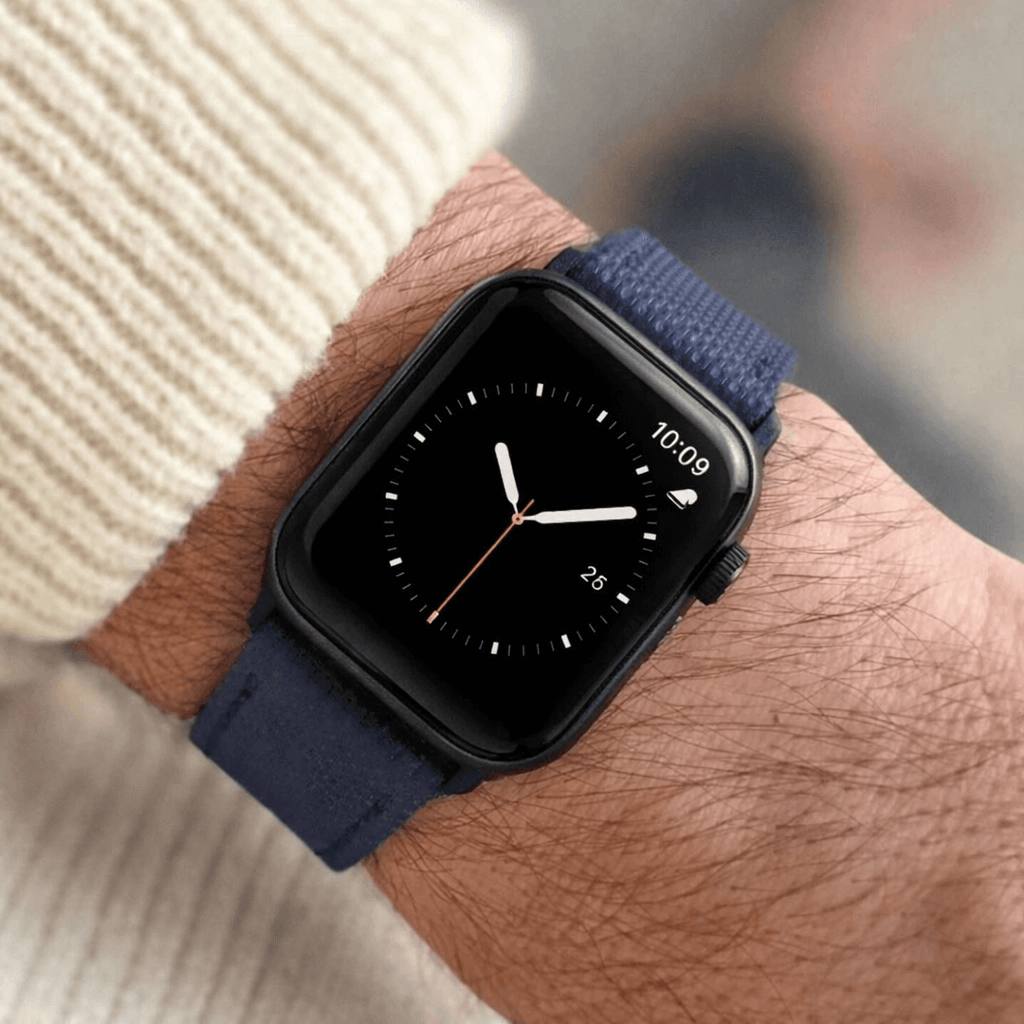 Navyblaues Apple Watch Lederarmband Wasserfest | Nautilus, getragen am Handgelenk, ideal für Sport und Alltag.
