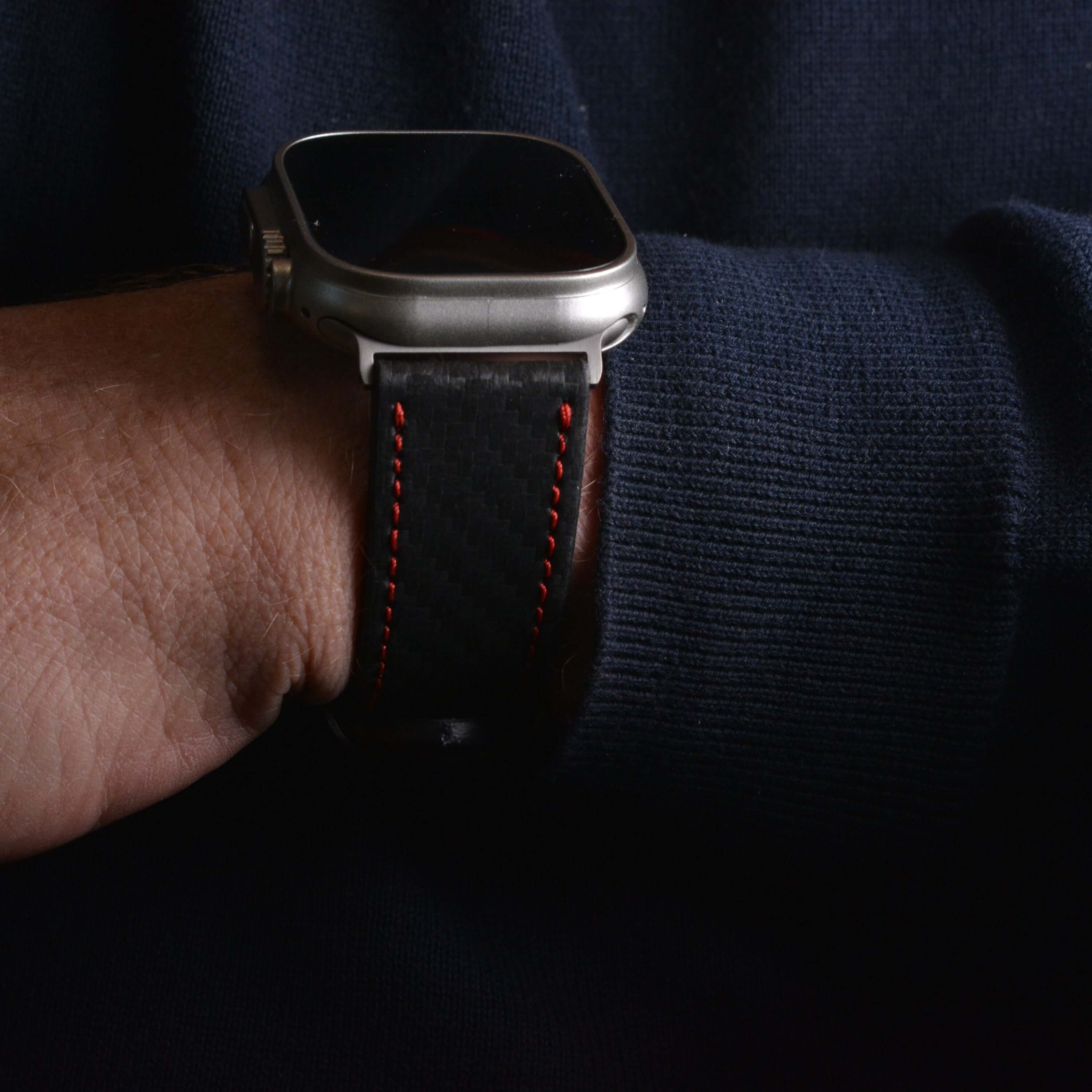 Bergwerk Carbon Rot – Apple Watch Band mit hochwertiger LederCarbon-Struktur, handgefertigt aus echtem Rindleder mit Carbon-Struktur.