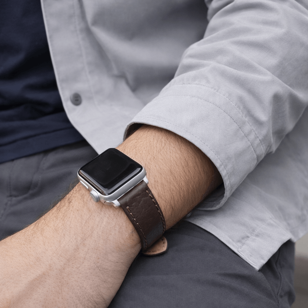 Apple Watch Stierlederarmband Torro Modern Dunkelbraun am Handgelenk, rustikale Eleganz in spanischem Stiernackenleder.