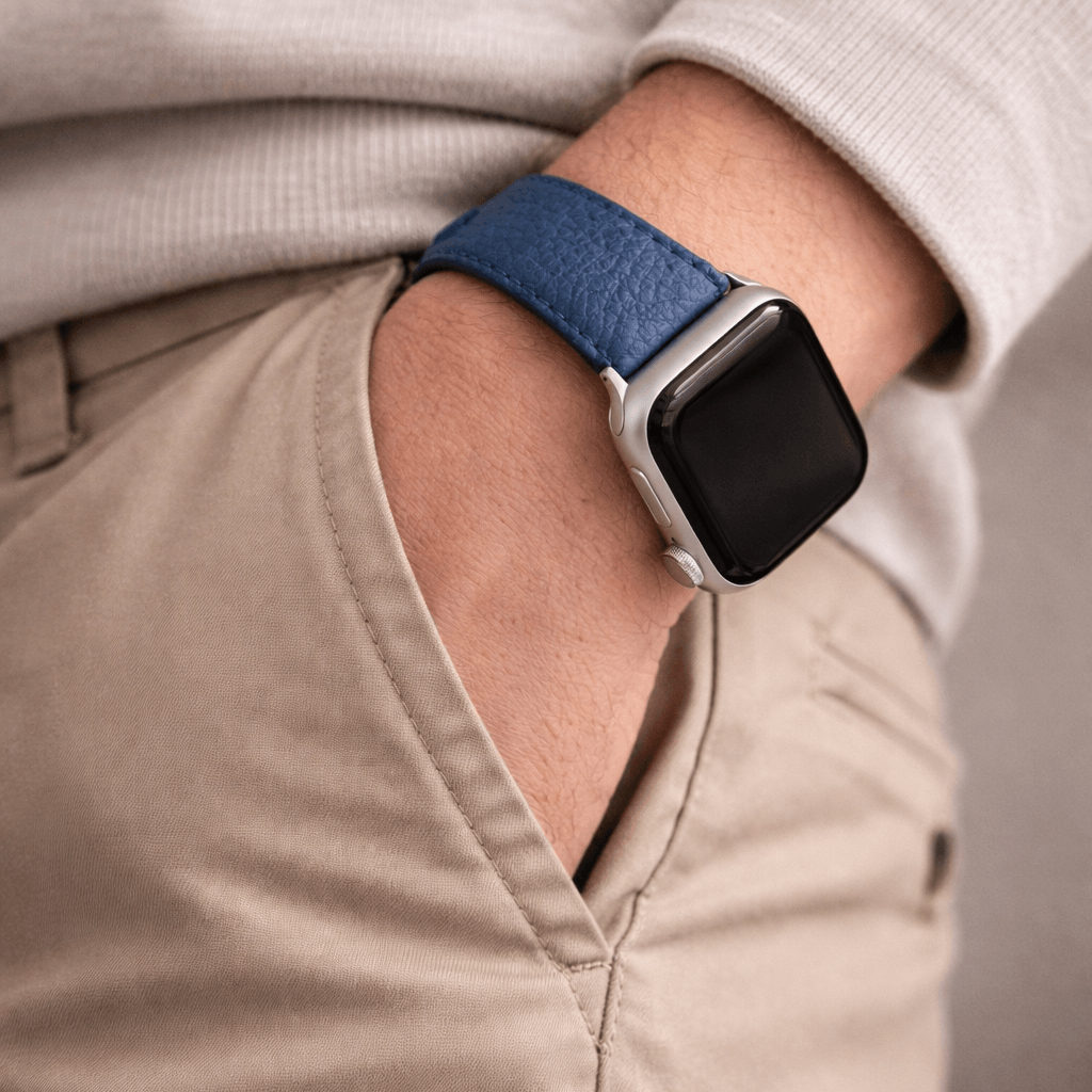 Uhrenarmband Apple Watch – Handgefertigtes Hirschleder in Blau, getragen am Handgelenk, hochwertiges italienisches Lederband.