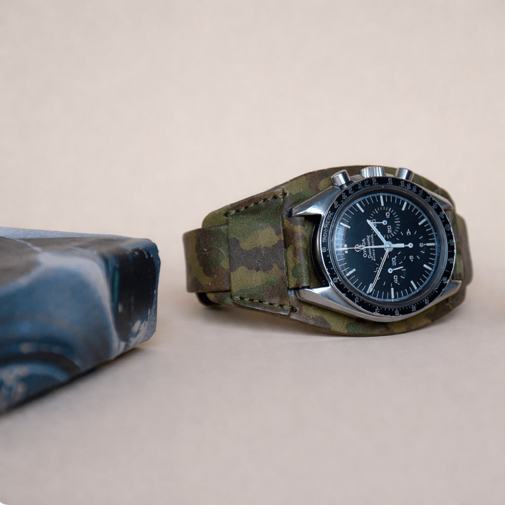 Luxus Armbanduhr mit Heritage – Unterlagenband im Camouflage Look, gefertigt aus hochwertigem vegetabil gegerbtem Rindleder.