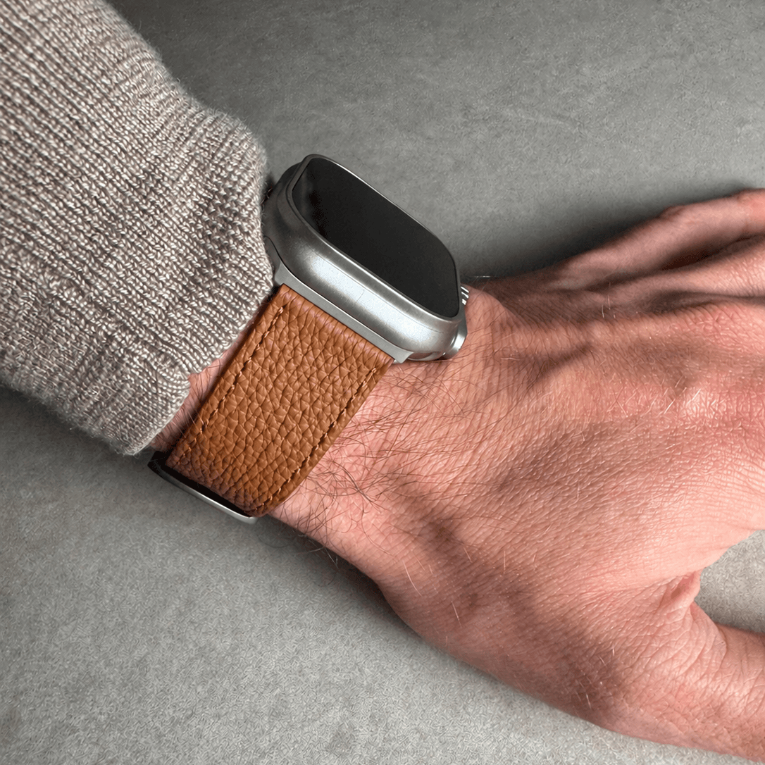 Hellbraunes Lederarmband für Apple Watch aus Togoleder an einem Handgelenk, stilvoll und hochwertig.