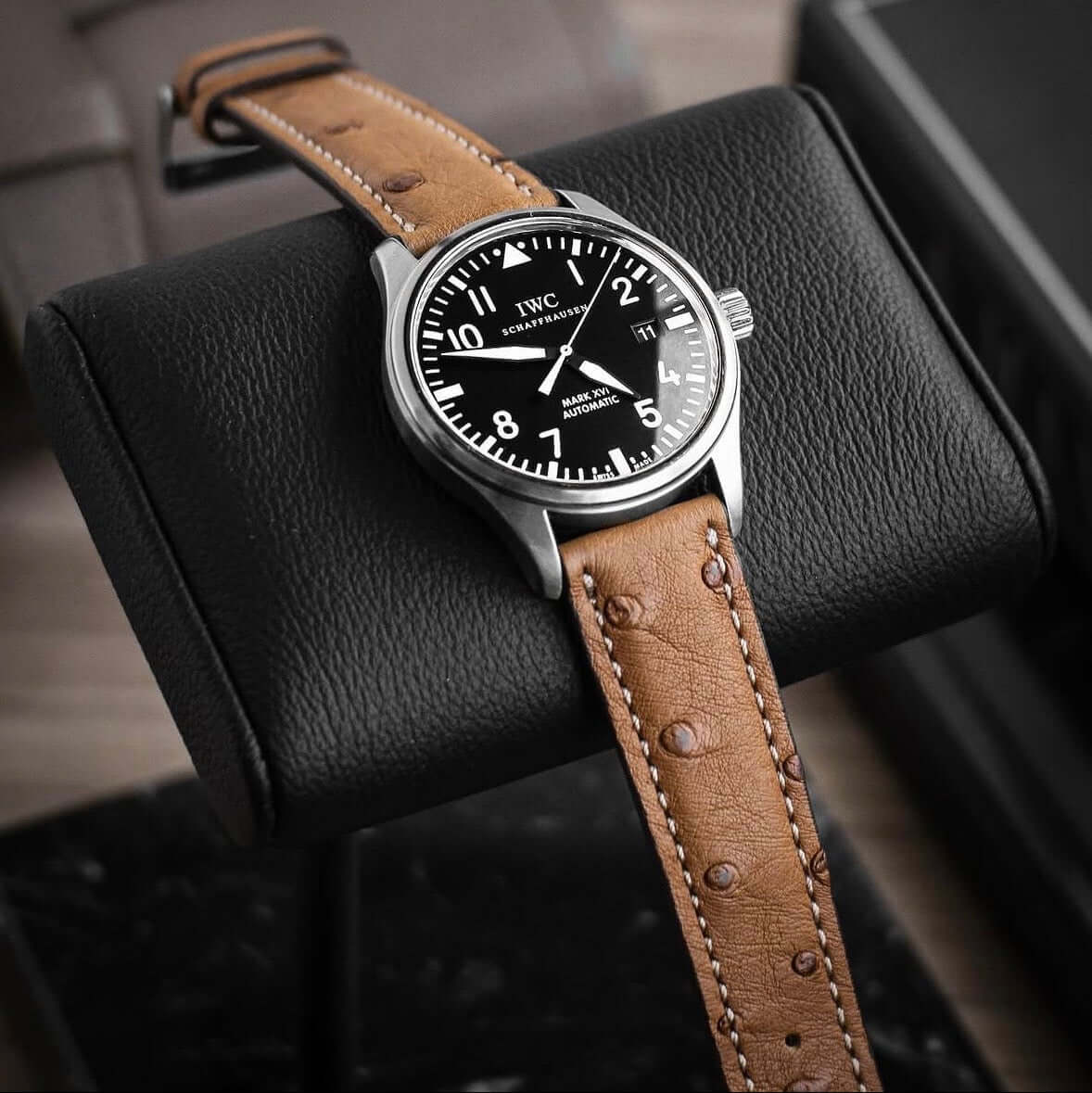 Johannesburg – Uhrenarmband aus feinem Straußenleder an einer eleganten Uhr auf schwarzem Kissen.
