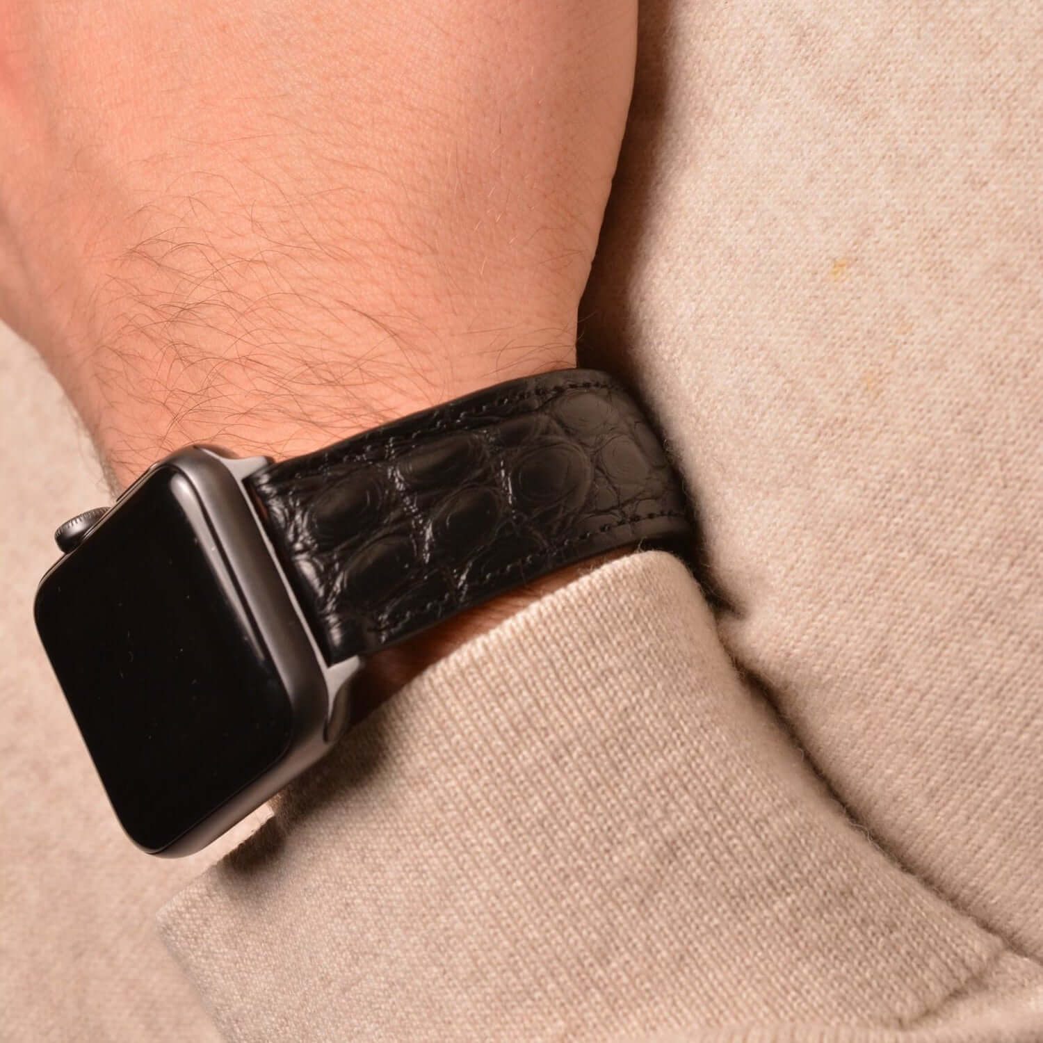 Schwarzes Apple Watch Armband Echt Alligator aus Louisiana-Alligatorleder, elegant gefertigt mit natürlichem Glanz, getragen am Handgelenk.