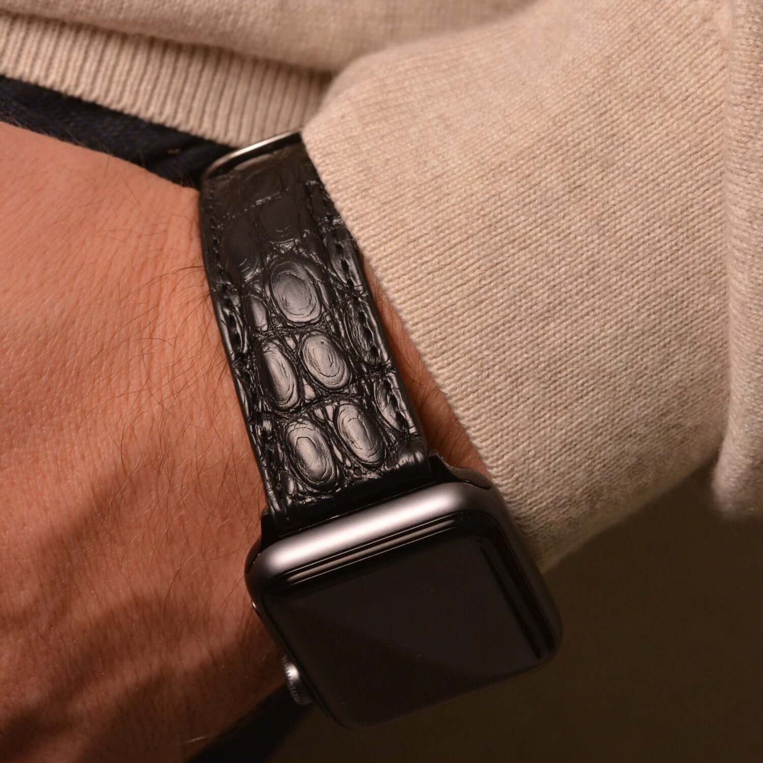 Schwarzes Apple Watch Armband Echt Alligator am Handgelenk, hergestellt aus Louisiana-Alligatorleder für stilvolle Eleganz.