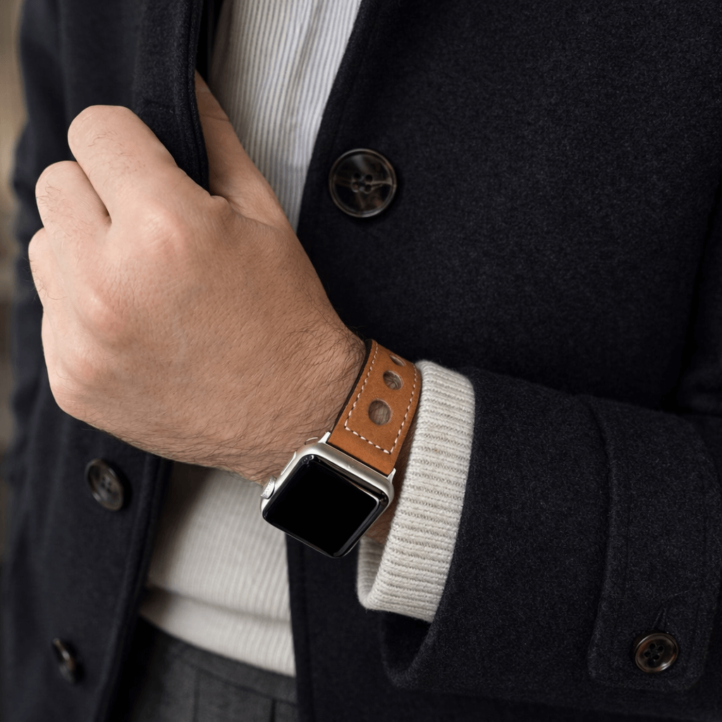 Cognac Rallye Apple Watch Lederarmband im Panerai-Stil, handgefertigt aus deutschem Leder, getragen von einer Person in einem Mantel