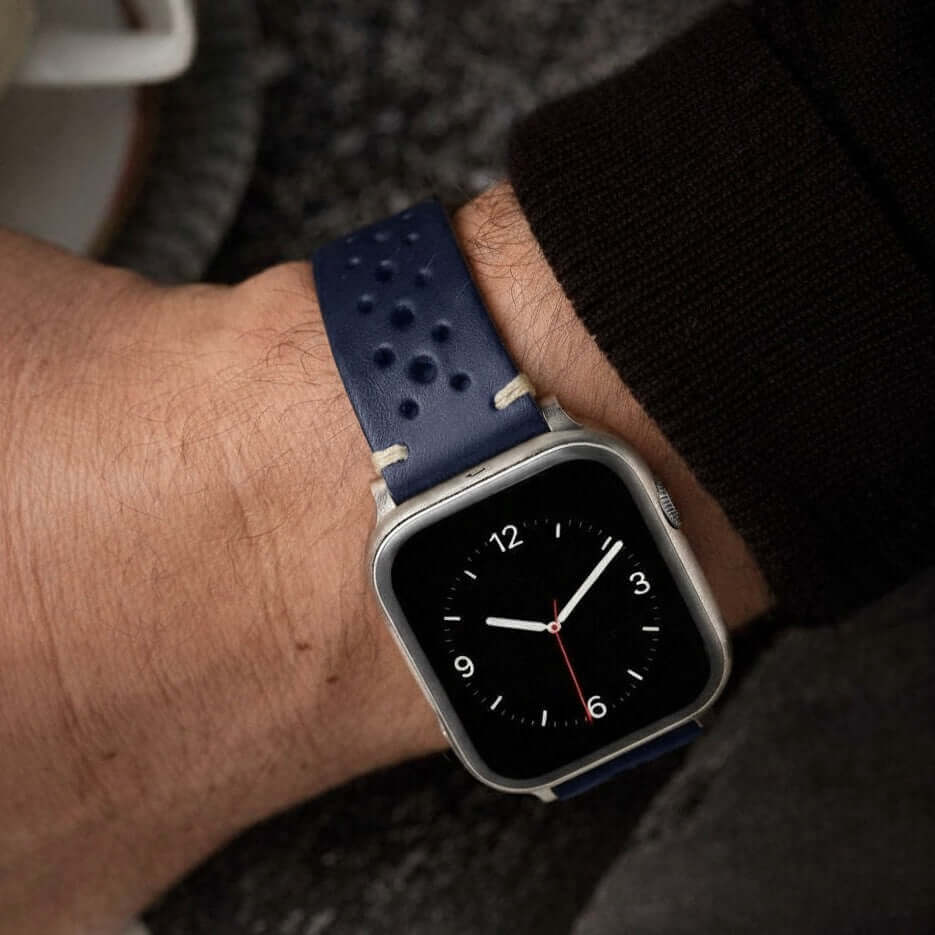 Rallye Lederband für Apple Watch – Blau getragen am Handgelenk, illustriert sportliches Design und italienische Ledertradition.