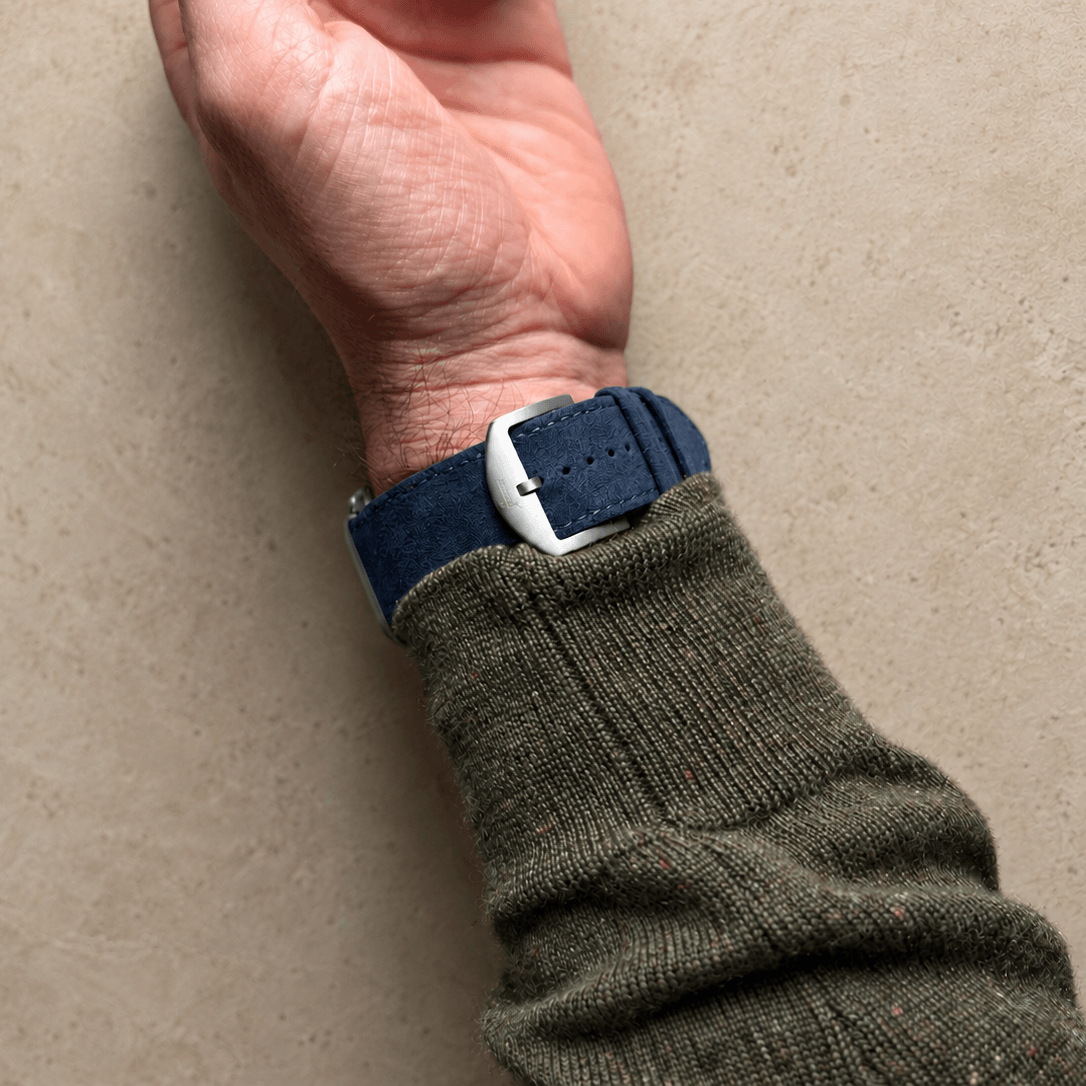 Alcantara – Apple Watch Armband in Blau am Handgelenk mit grauer Jacke, hochwertiges apple watch armband luxus