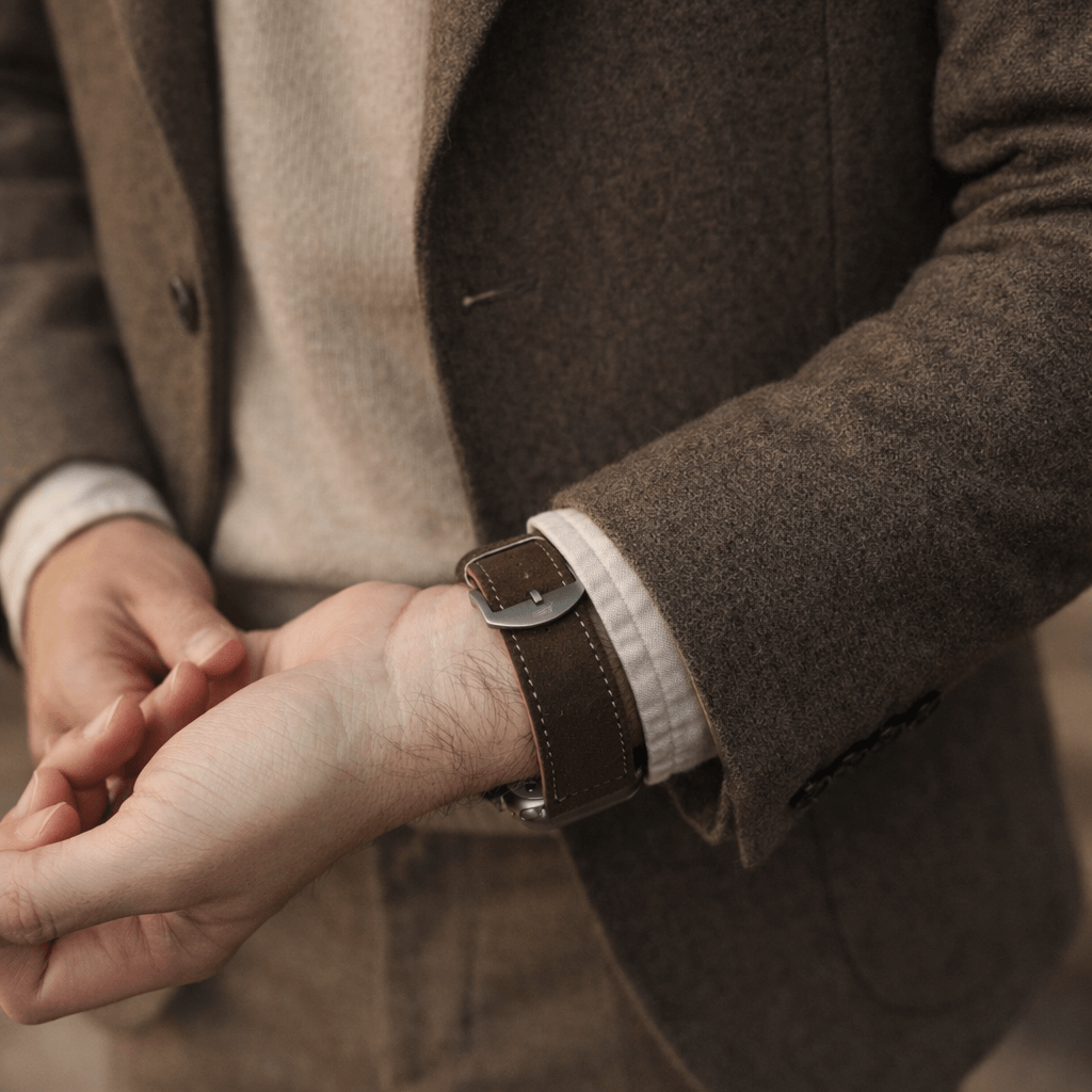 Dunkelbraunes 24mm Apple Watch Ultra Lederhosen Armband – aus altsämisch gegerbtem Hirschleder, hochwertiges Lederband am Handgelenk