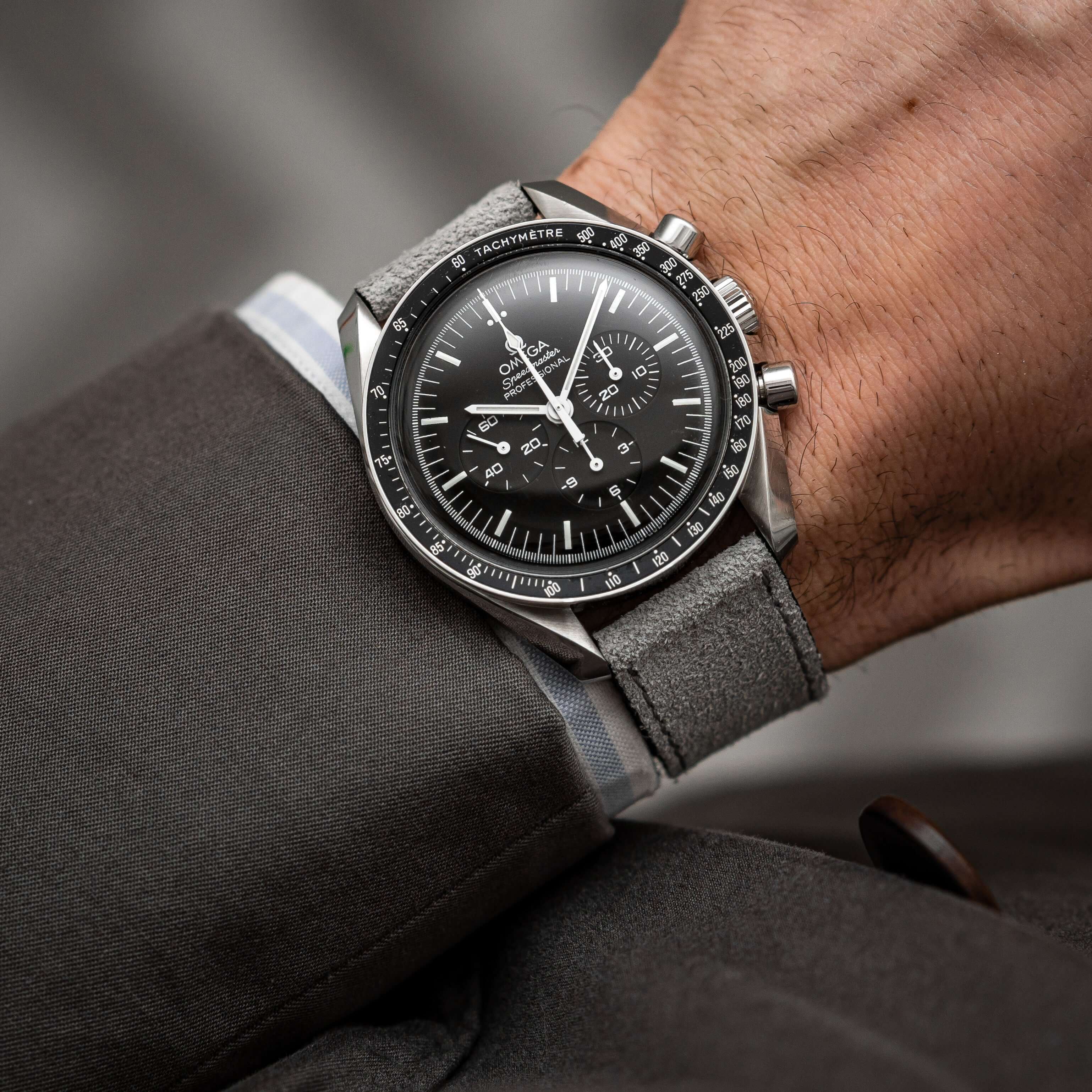 Nizza – Uhrenarmband aus feinem Wildleder an einer eleganten Uhr auf einem Handgelenk.