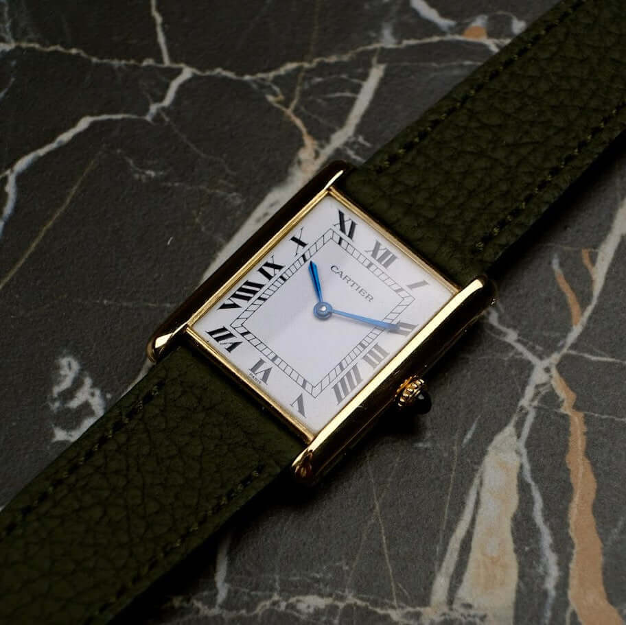 Deauville – Uhrenarmband aus deutschem Togoleder für Cartier Tank 17011 von Evig Watches, luxuriöses Design auf Marmorkulisse