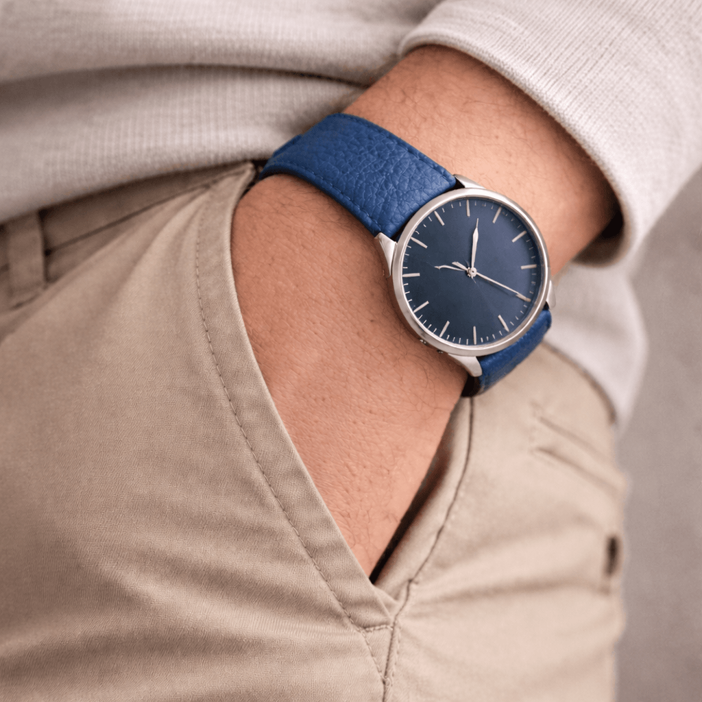 Cervus – Uhrenarmband aus weichem Hirschleder in Blau, elegante Kombination aus Stil und Komfort, getragen am Handgelenk.
