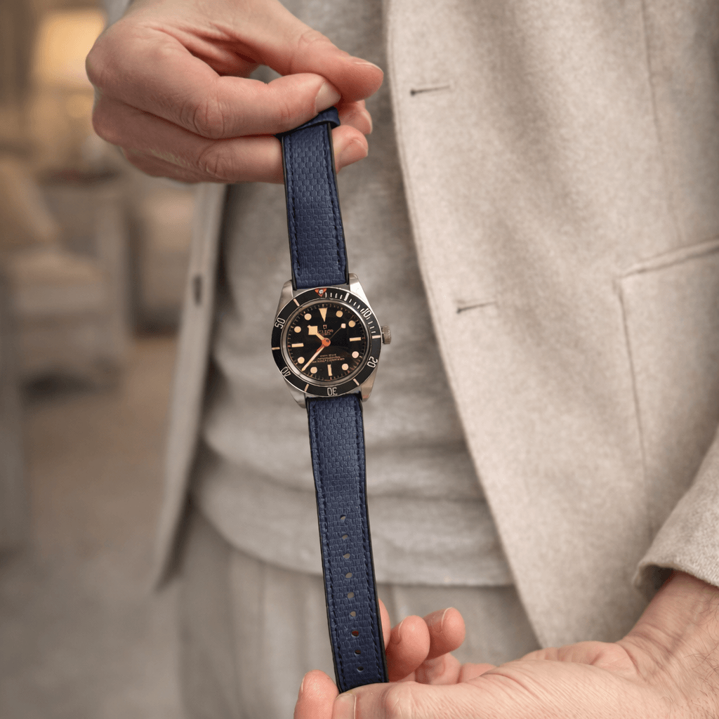 Person holding a watch with Triton – wasserfestes Performance-Uhrenarmband in a room setting.