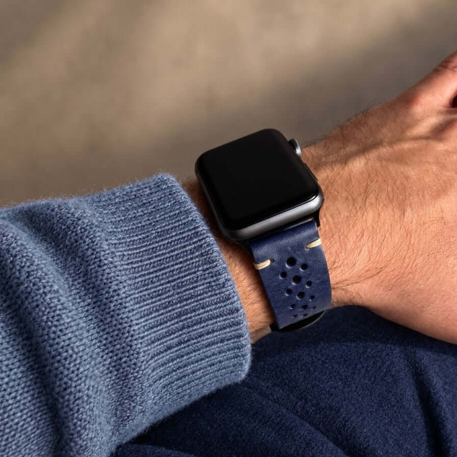 Rallye Lederband für Apple Watch – Blau, handgefertigt aus italienischem Leder, sportliches Design.
