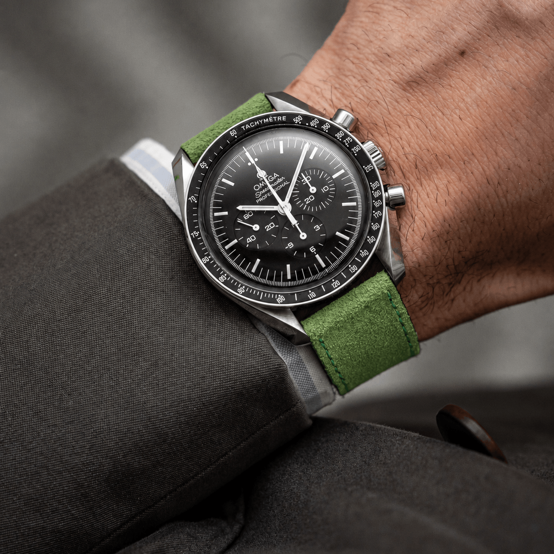 Nizza – Uhrenarmband aus feinem Wildleder an einer Armbanduhr mit grünem Wildlederarmband.